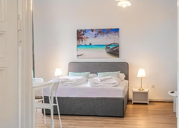 Apartment Welcoming 2br Apt, Near Akh- Perfect For Short & Longstays *