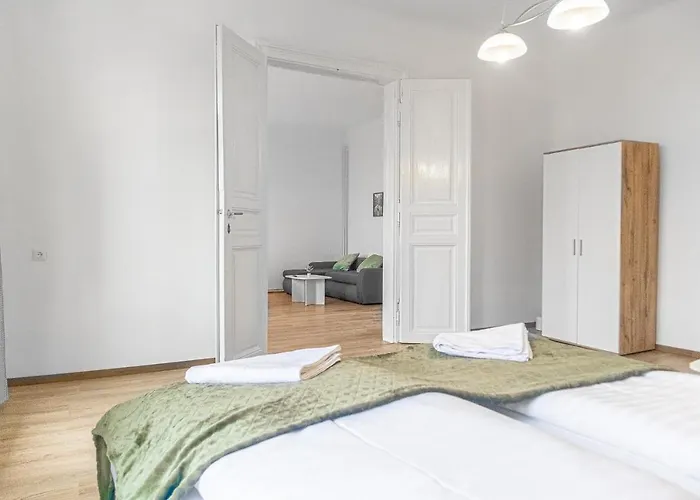 Welcoming 2br Apt, Near Akh- Perfect For Short & Longstays *