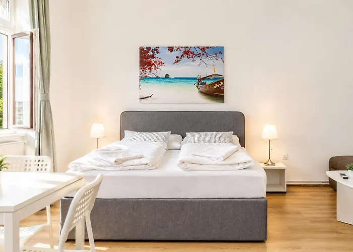 Welcoming 2br Apt, Near Akh- Perfect For Short & Longstays *